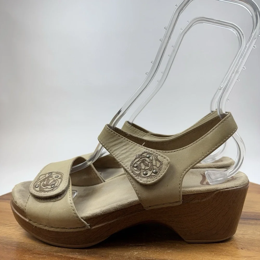 Womens Dansko Sonnet Floral Embossed Tan Leather Heeled Sandals SZ EU 39 US 8.5